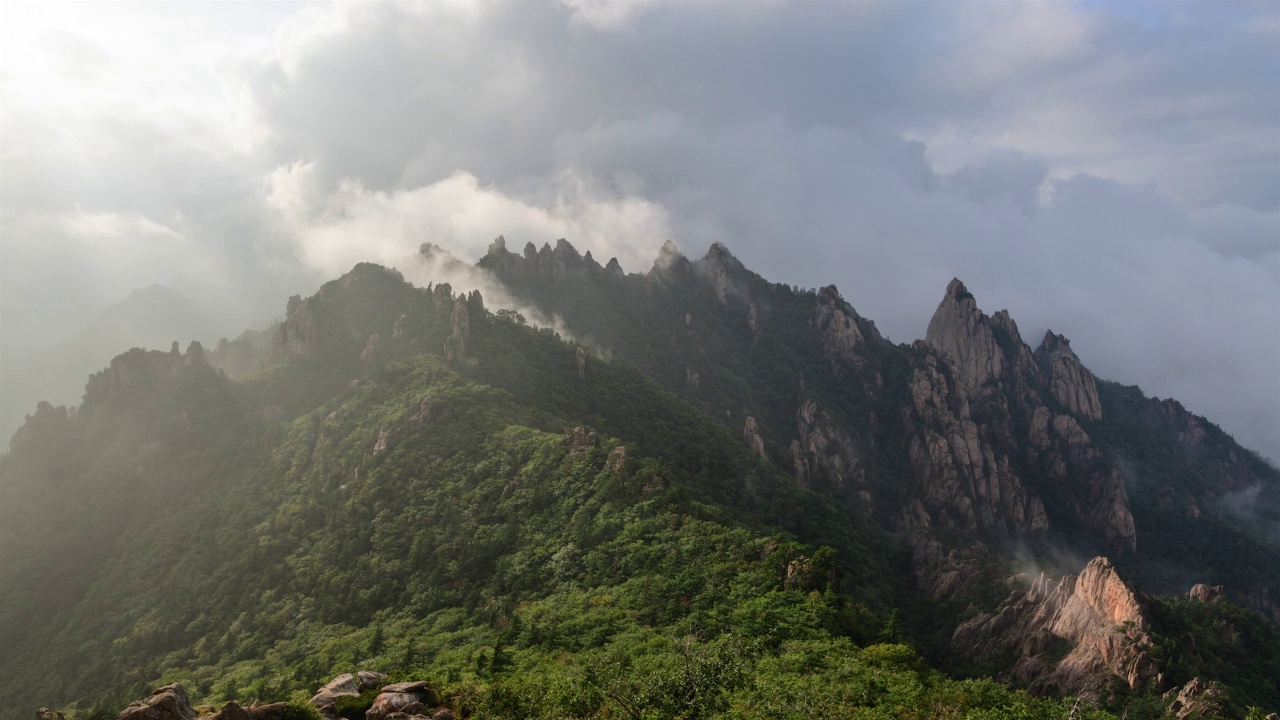 雪岳山-白天公宁岭上的云海/江原道，韩国视频素材