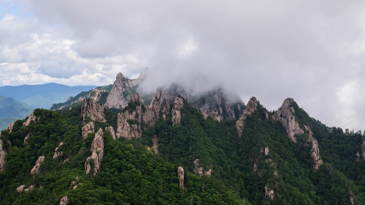 雪岳山-白天公宁岭上的云海/江原道，韩国视频素材