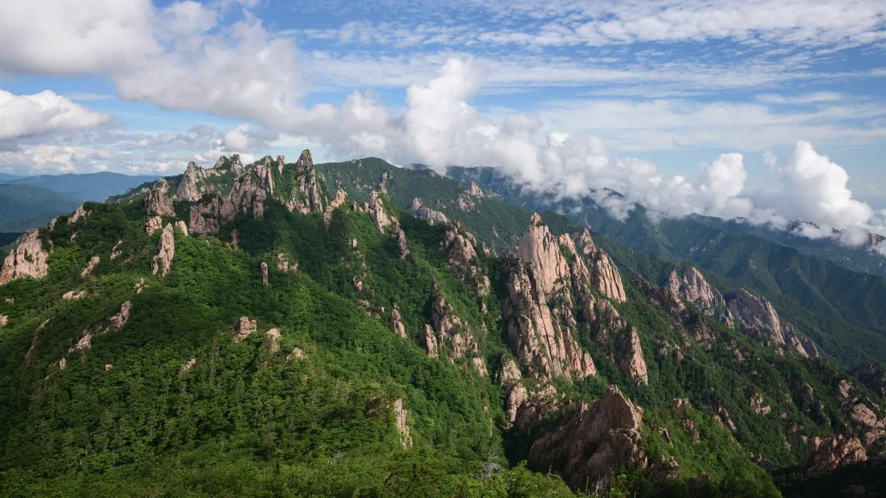 雪岳山-白天公宁岭上的云海/江原道，韩国视频素材