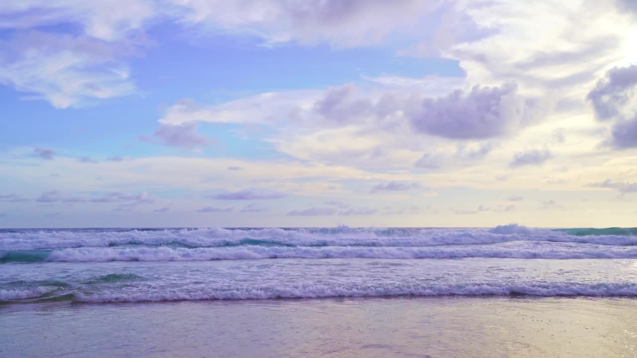 泰国普吉岛白天的热带海洋夏季的美丽海洋。海浪拍打着沙滩夏季问候背景视频素材