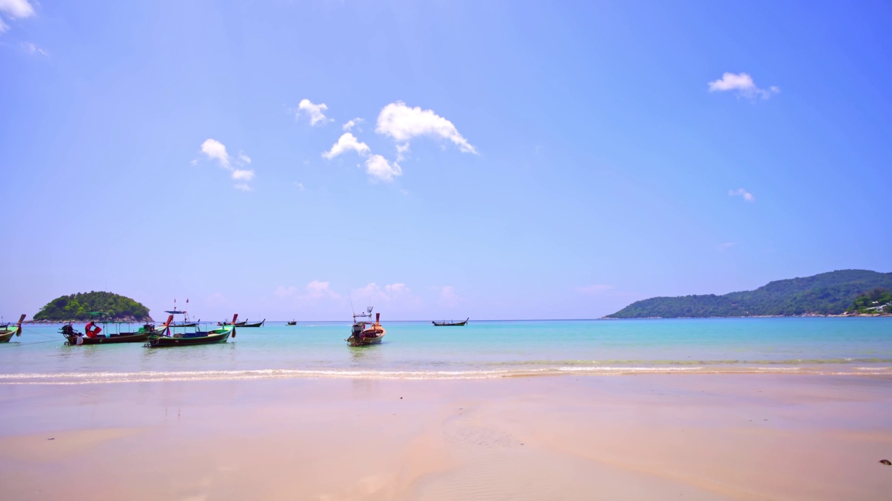 泰国普吉岛白天的热带海洋夏季的美丽海洋。海浪拍打着沙滩夏季问候背景视频素材