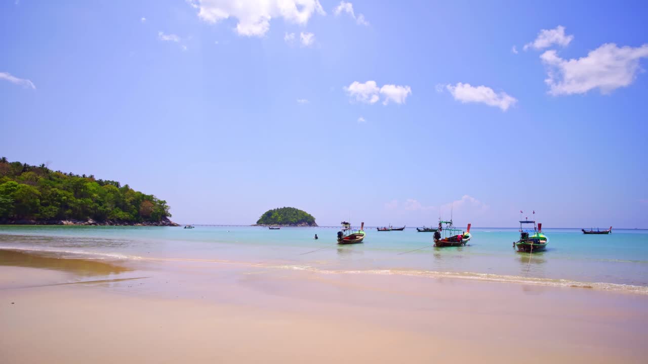 泰国普吉岛白天的热带海洋夏季的美丽海洋。海浪拍打着沙滩夏季问候背景视频素材