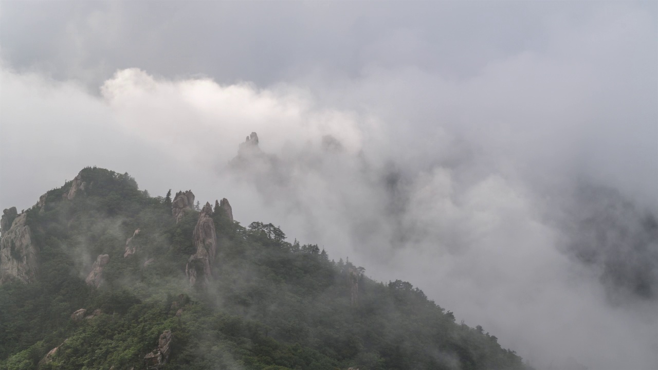 雪岳山-白天公宁岭上的云海/江原道，韩国视频素材