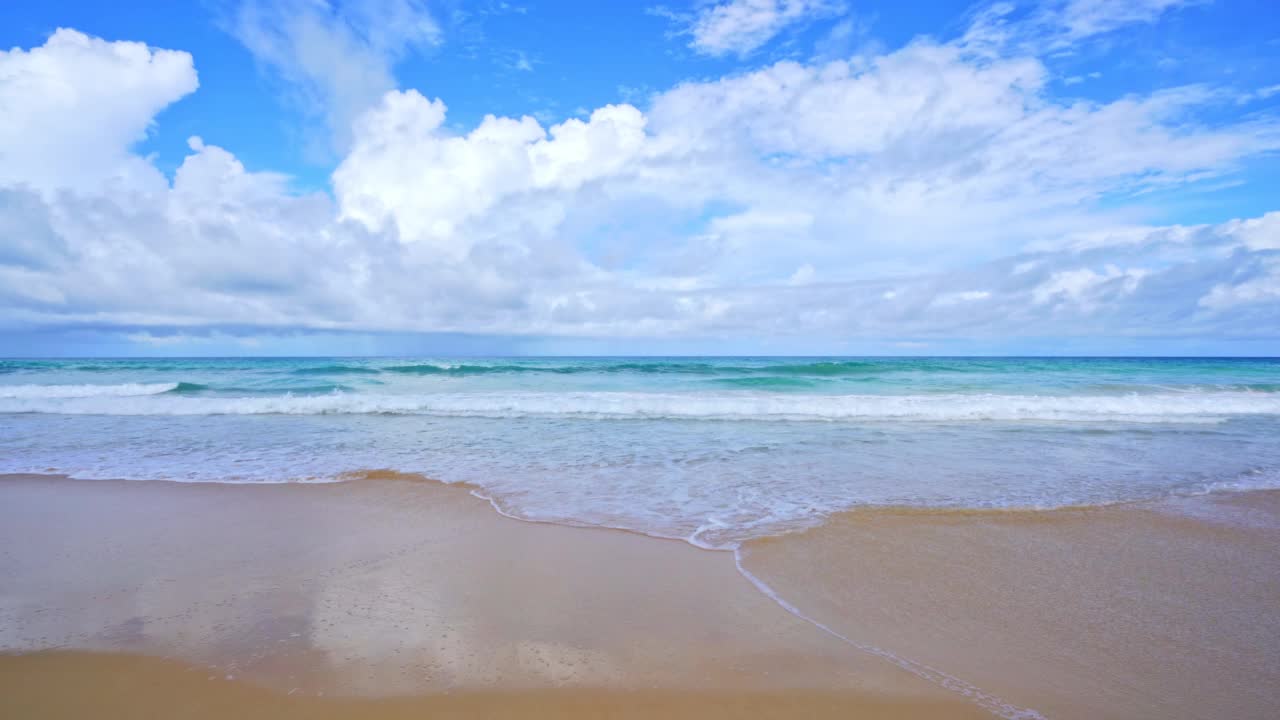 泰国普吉岛白天的热带海洋夏季的美丽海洋。海浪拍打着沙滩夏季问候背景视频素材