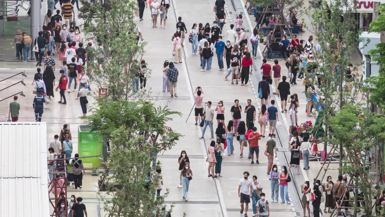 时间流逝俯视图在购物街上行走的人群视频素材