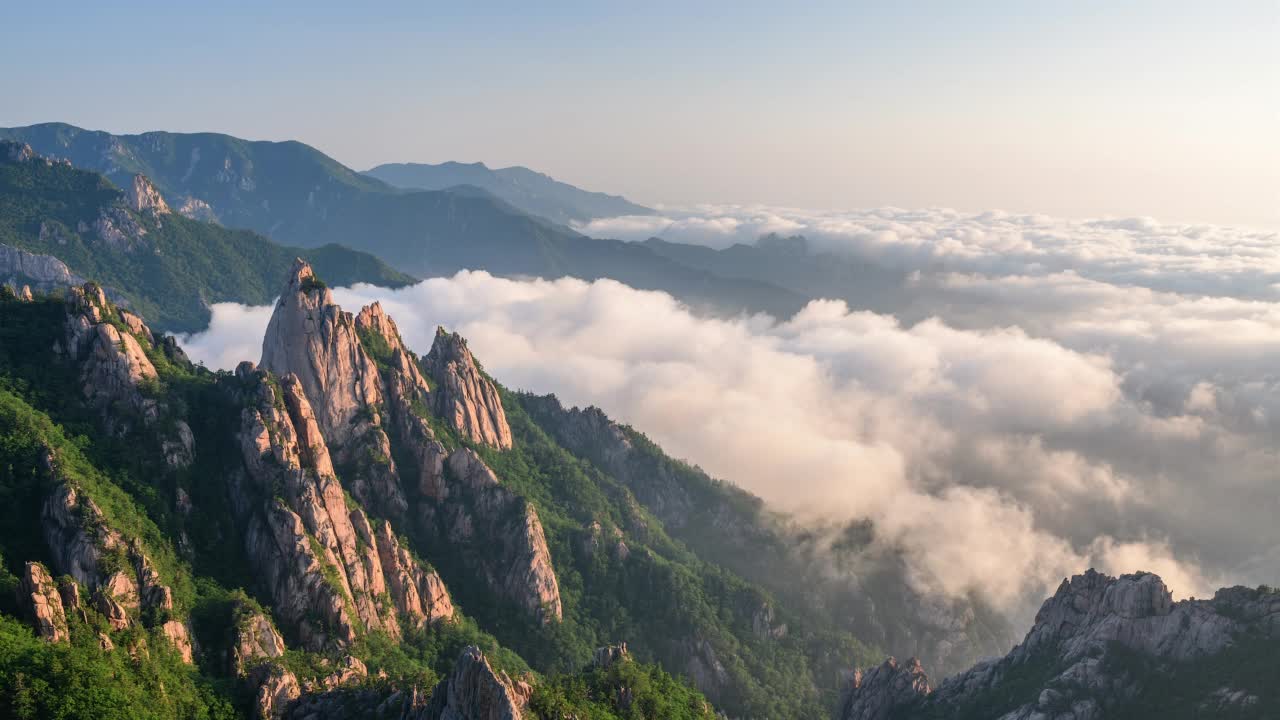 雪岳山-韩国江原道公荣岭范峰上的云海视频素材