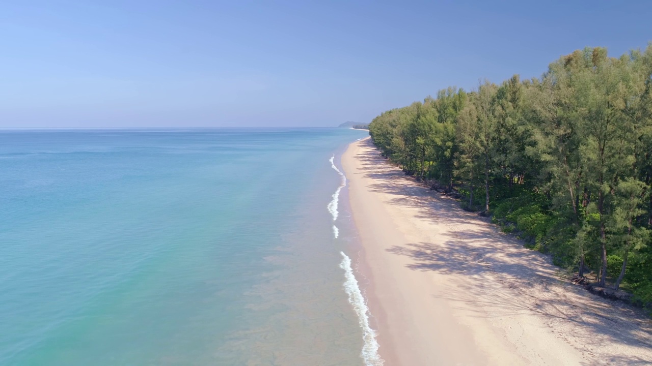 泰国普吉岛白天的热带海洋夏季的美丽海洋。海浪拍打着沙滩夏季问候背景视频素材