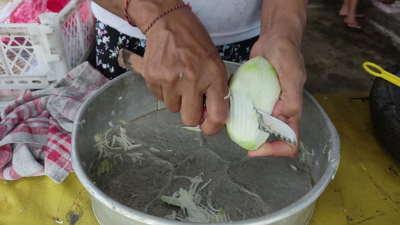 印尼食品商人正在切水果视频素材