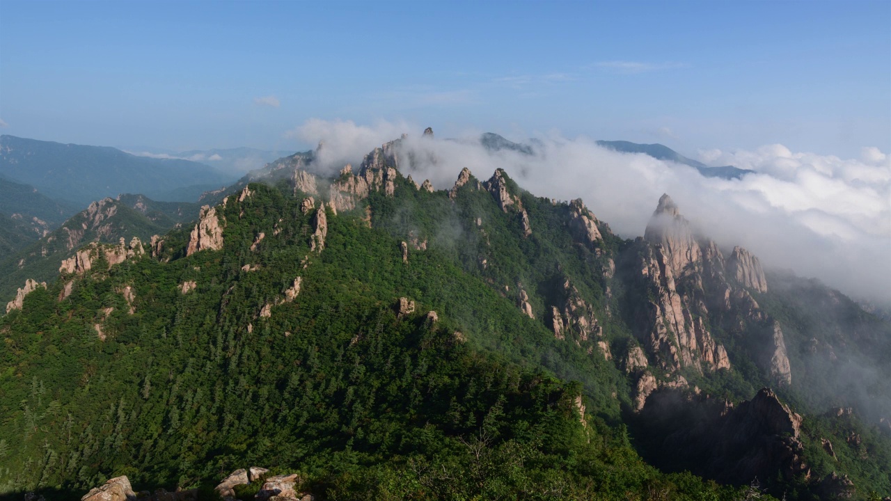 雪岳山-白天公宁岭上的云海/江原道，韩国视频素材