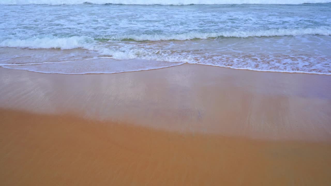 泰国普吉岛白天的热带海洋夏季的美丽海洋。海浪拍打着沙滩夏季问候背景视频素材