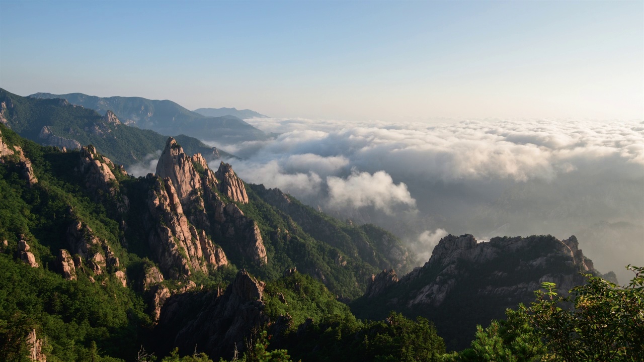 雪岳山-韩国江原道公荣岭范峰上的云海视频素材