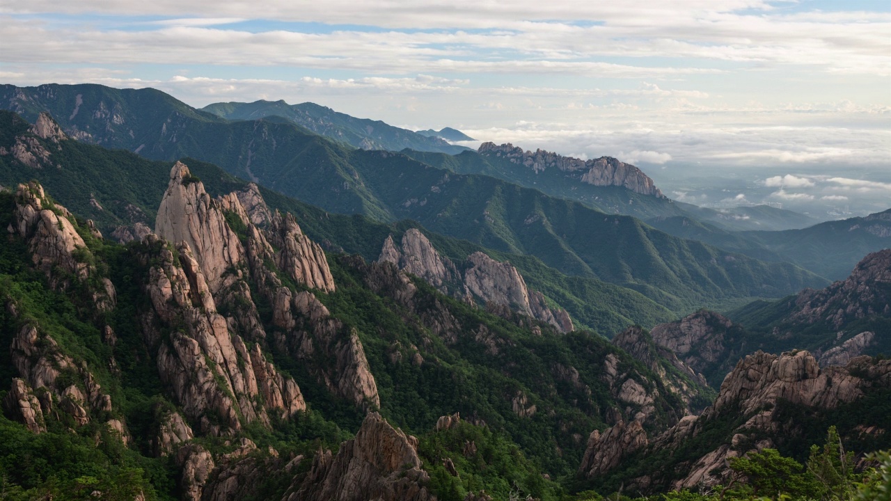 雪岳山——位于韩国江原道公荣岭的范峰和蔚山八威峰上的云海视频素材