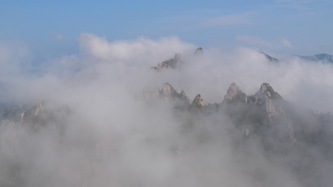 雪岳山-白天公宁岭上的云海/江原道，韩国视频素材