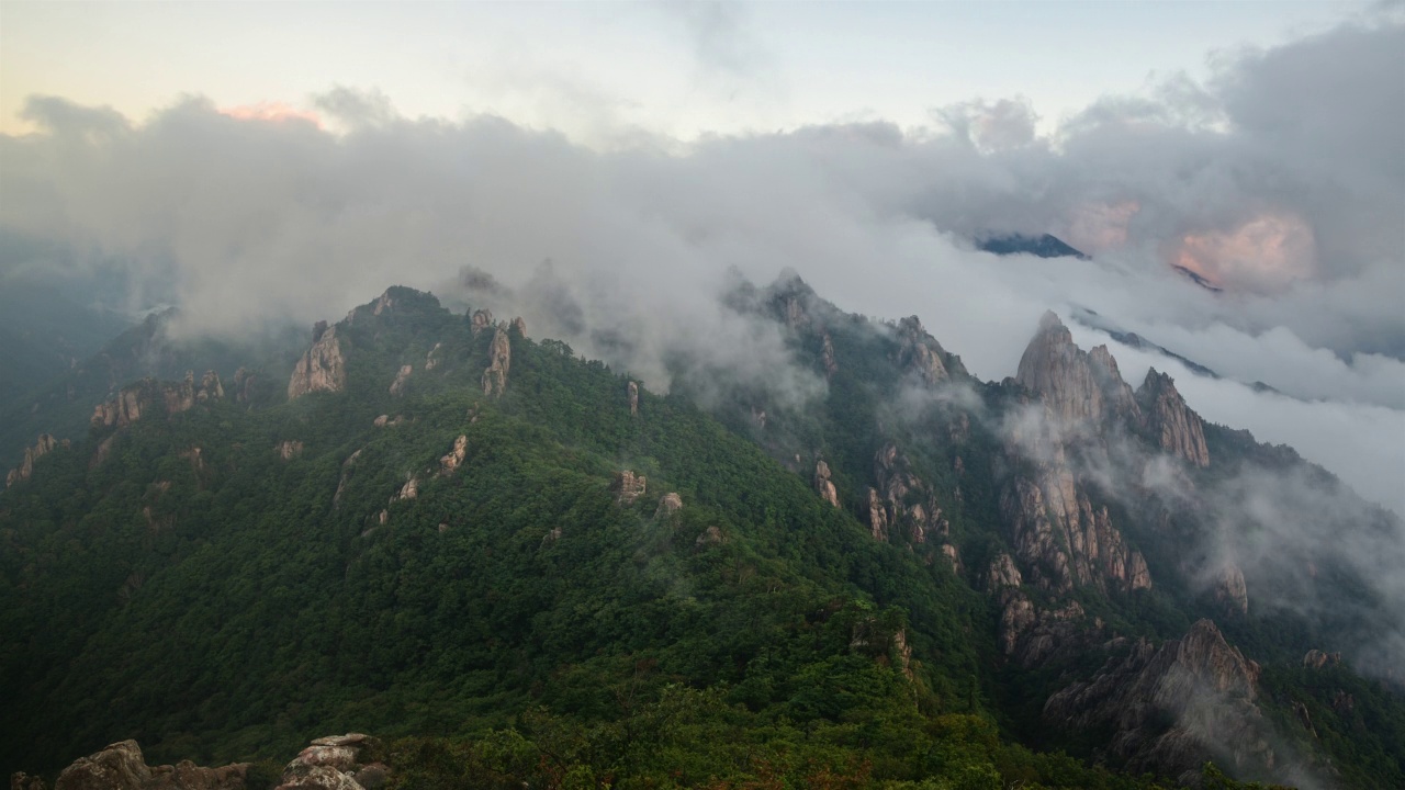 雪岳山-白天公宁岭上的云海/江原道，韩国视频素材