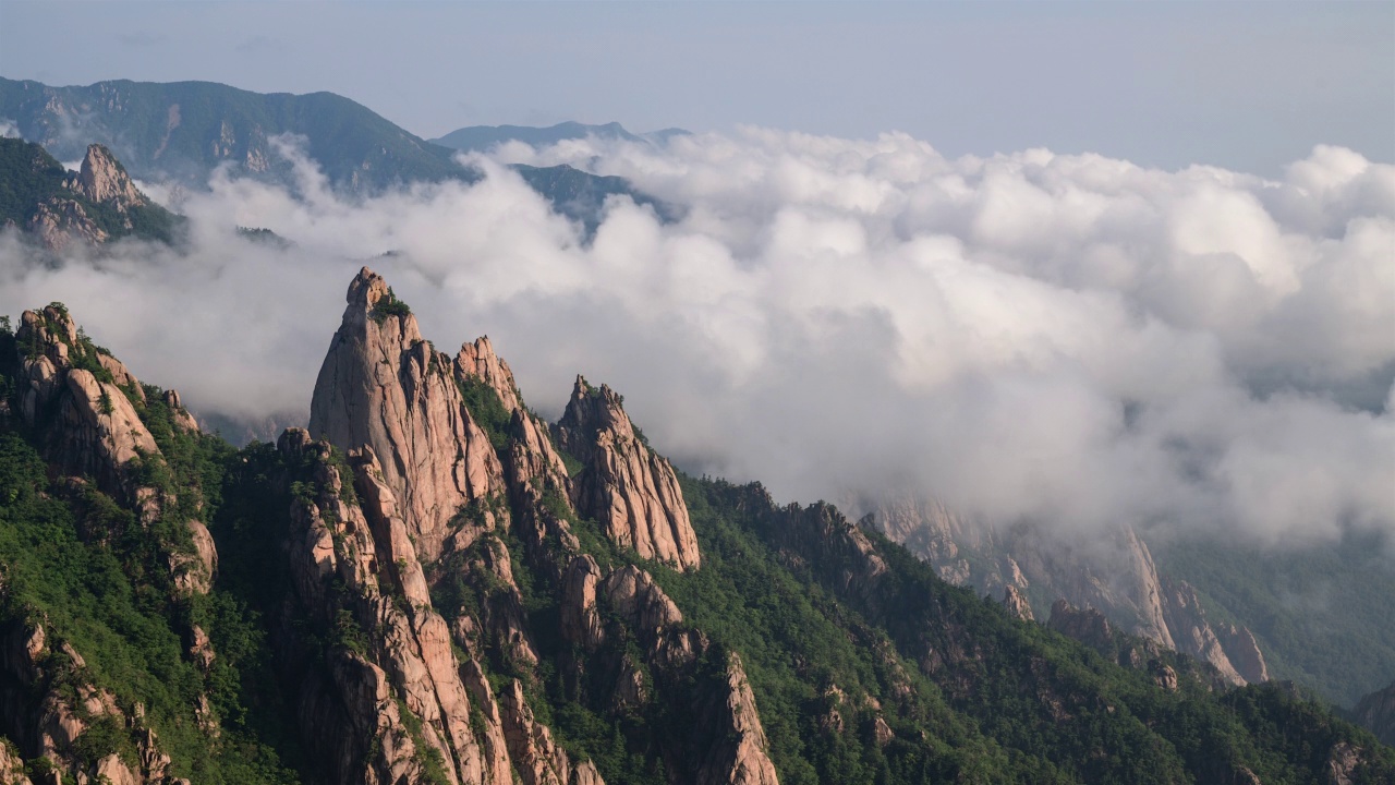 雪岳山-韩国江原道公荣岭范峰上的云海视频素材