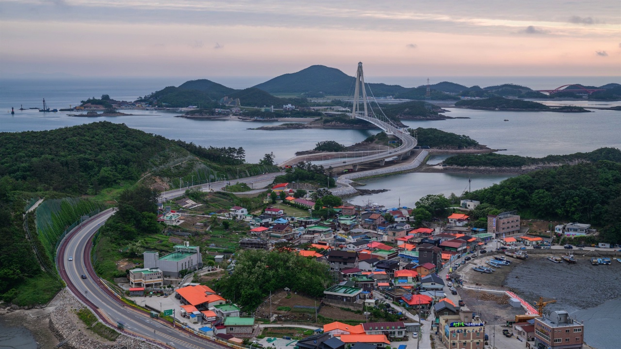 从韩国全罗北道群山市新始岛欣赏高群山群岛的昼夜景色视频素材