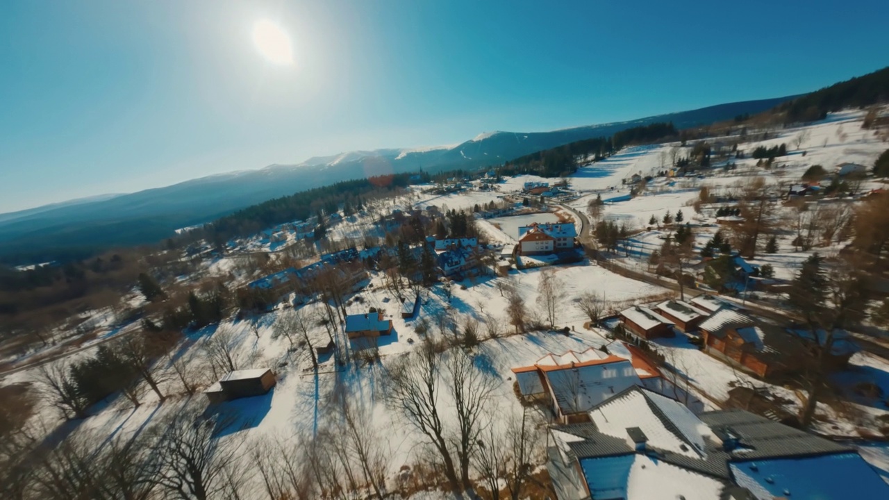 FPV无人机航拍雪域公路景观视频素材