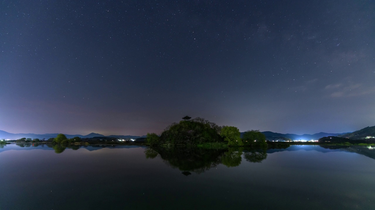 上春亭(亭子)-银河在夜空/玉川郡，忠北道，韩国视频素材