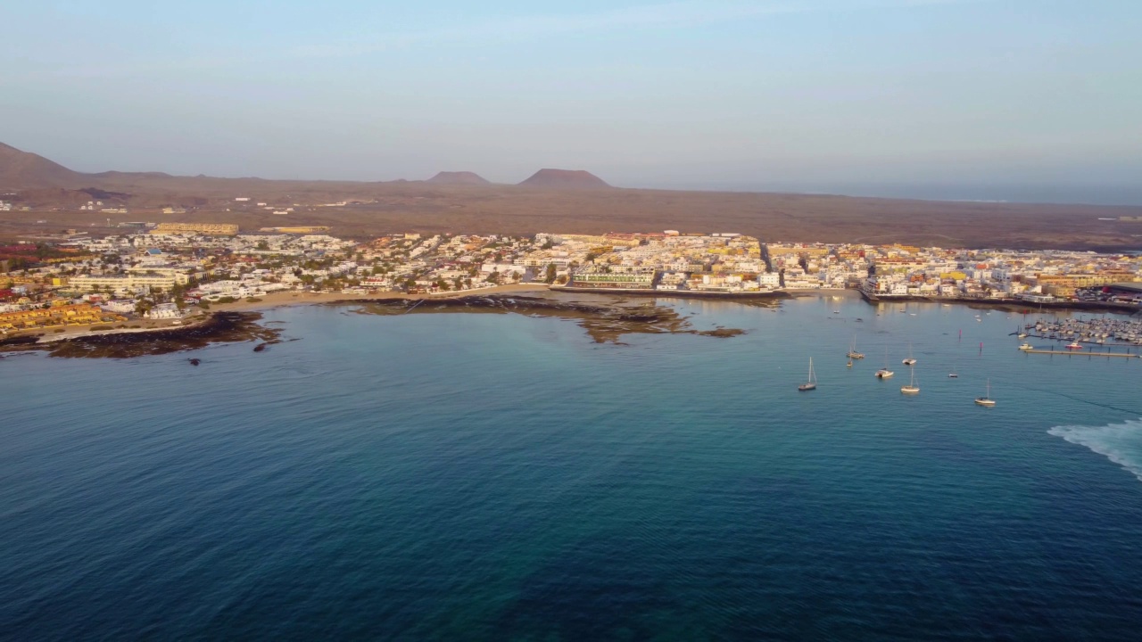 Corralejo Fuerteventura小镇、海滩和港口的空中平移剪辑视频素材