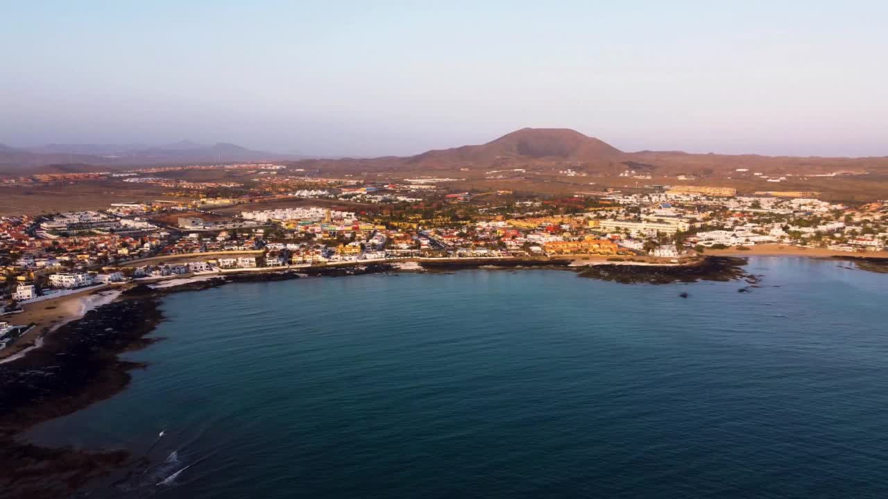 Corralejo Fuerteventura小镇、海滩和港口的空中平移剪辑视频素材