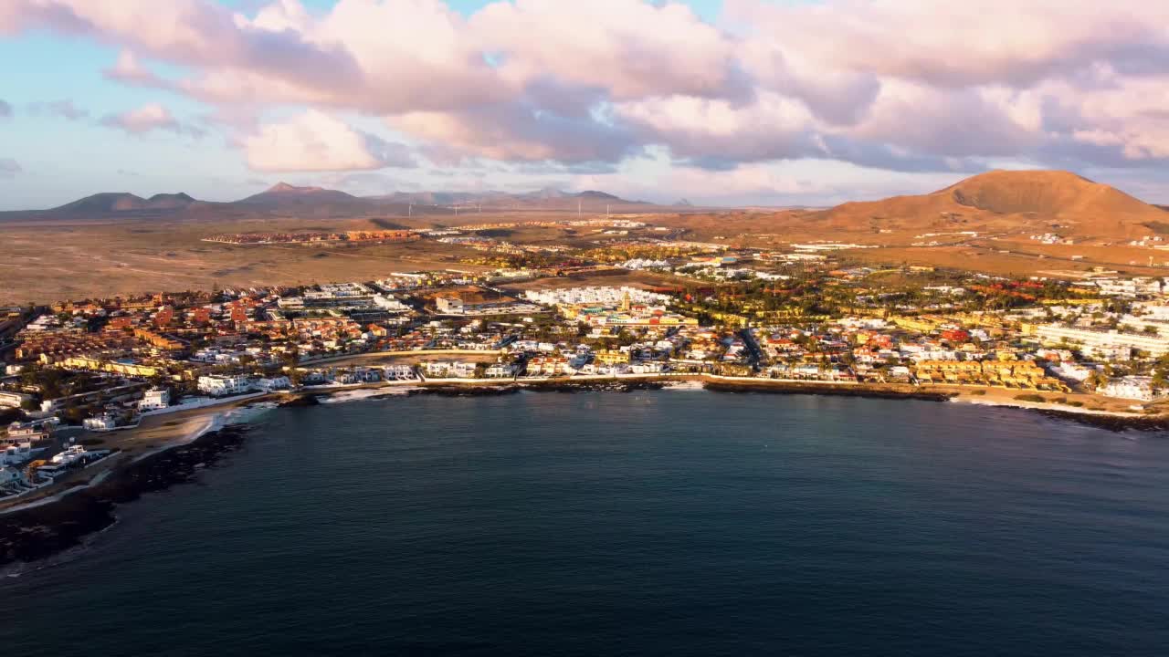 Corralejo Fuerteventura小镇、海滩和港口的空中平移剪辑视频素材