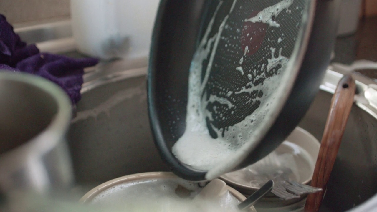 亚洲太太家用洗锅用于厨房清洁。视频素材