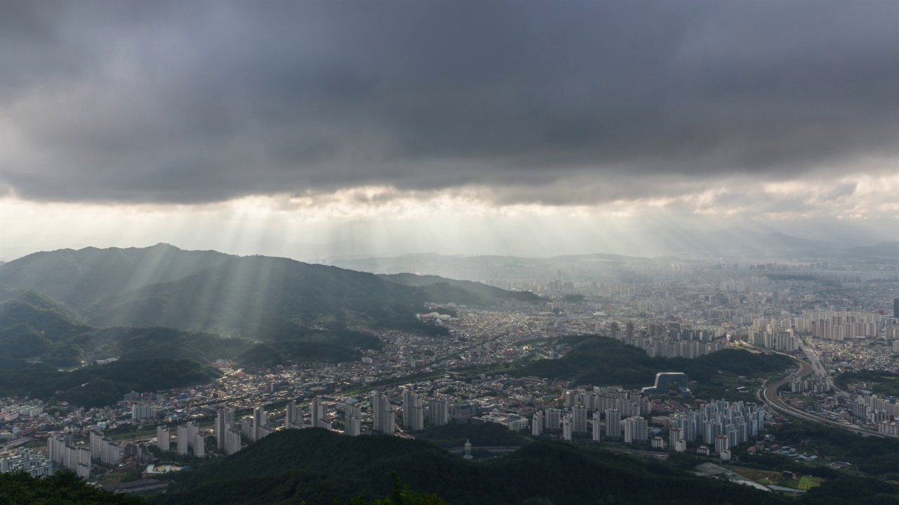 从四丈山/东区，韩国大田，市中心的夕阳风景与廷德尔效应视频素材