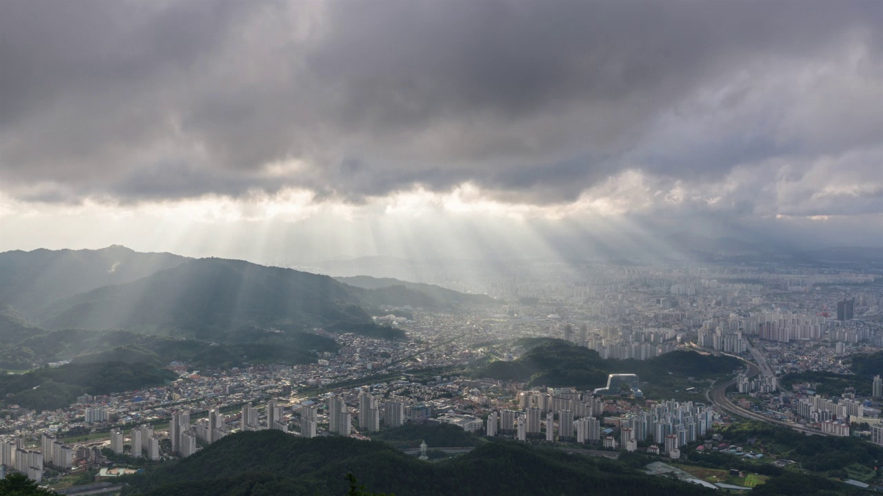 从四丈山/东区，韩国大田，市中心的夕阳风景与廷德尔效应视频素材