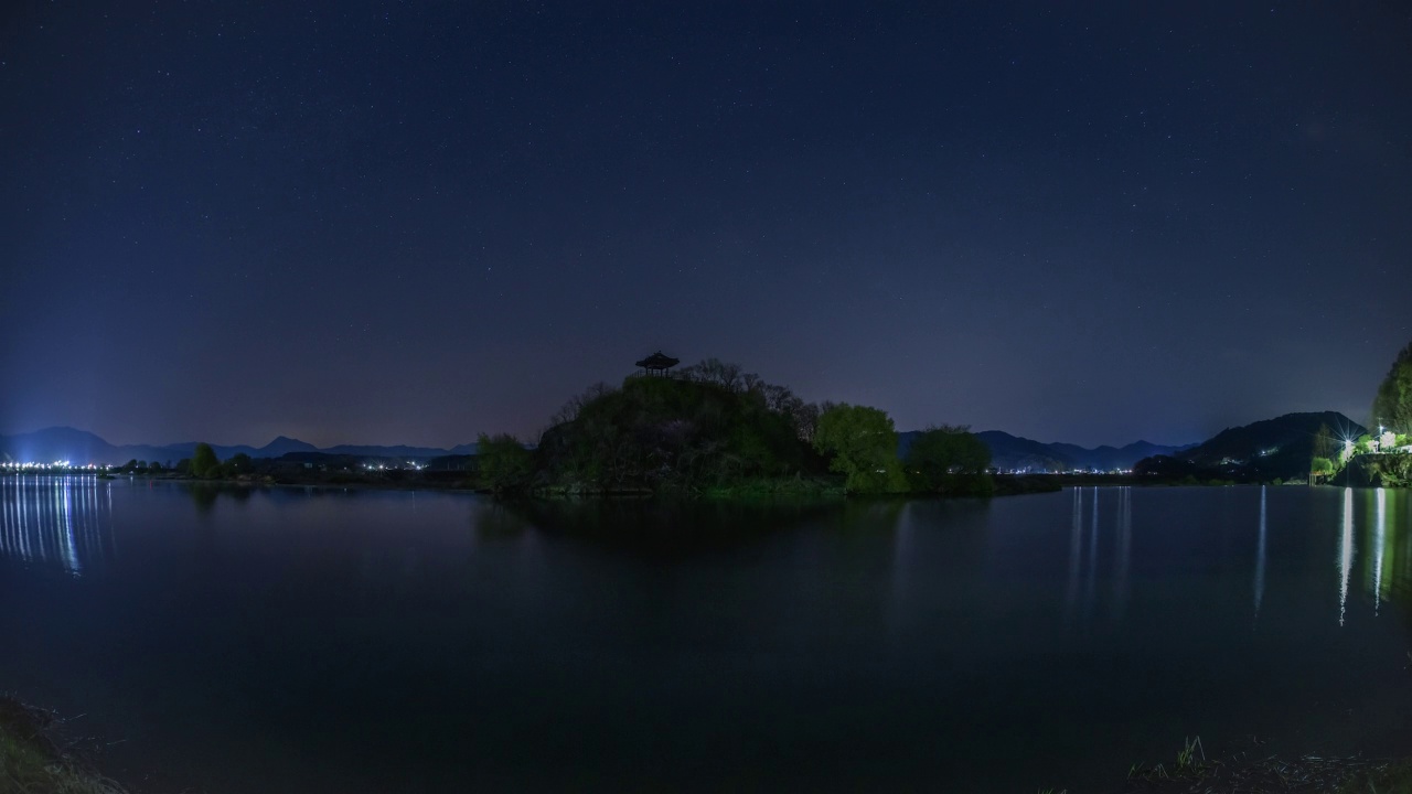 上春亭(亭子)-银河在夜空/玉川郡，忠北道，韩国视频素材