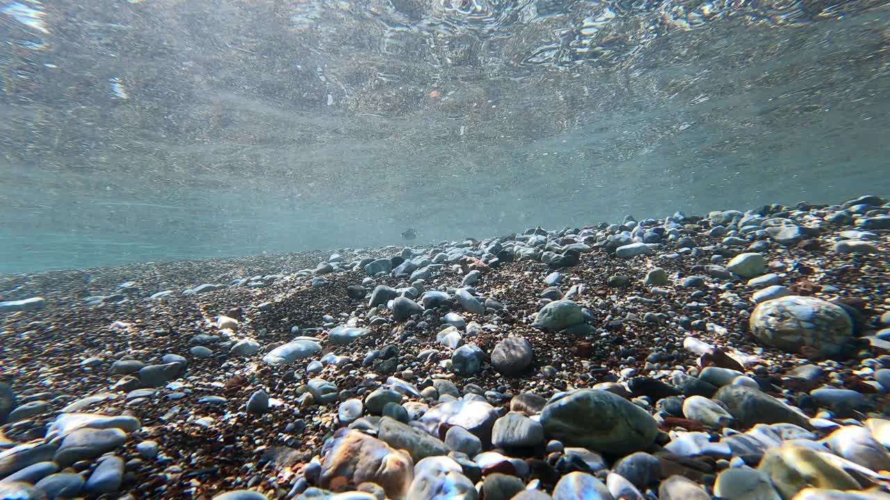 在波浪上行走视频素材