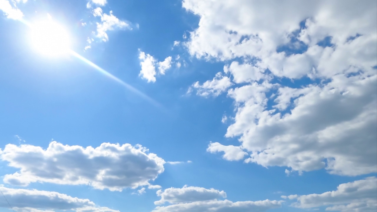 淡淡的白云不时遮住太阳。棉花蓬松的云景延时。视频素材