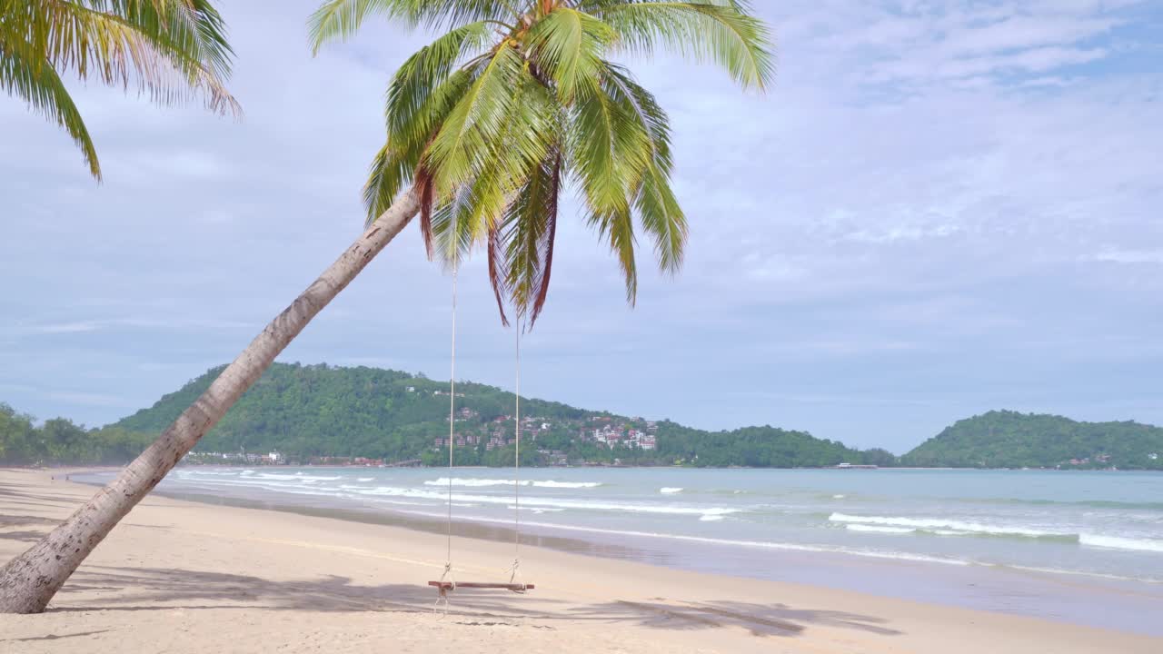 泰国普吉岛白天的热带海洋夏季的美丽海洋。海浪拍打着沙滩夏季问候背景视频素材