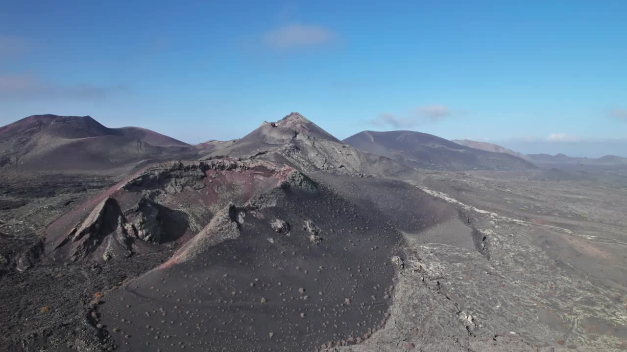 西班牙加那利群岛兰萨罗特岛蒂曼法亚国家公园附近的火山谷鸟瞰图，速度从30帧提高了2倍。视频素材