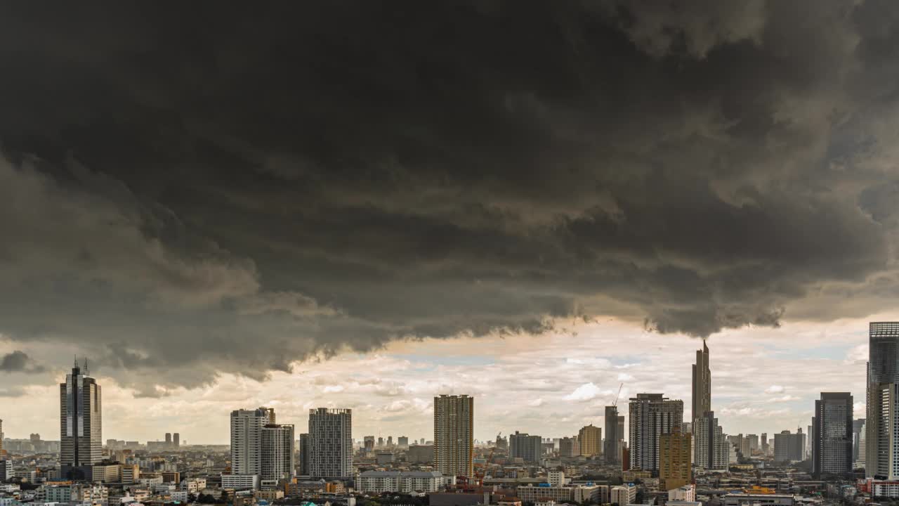 河滨城市上空暴风云的时间流逝视频素材