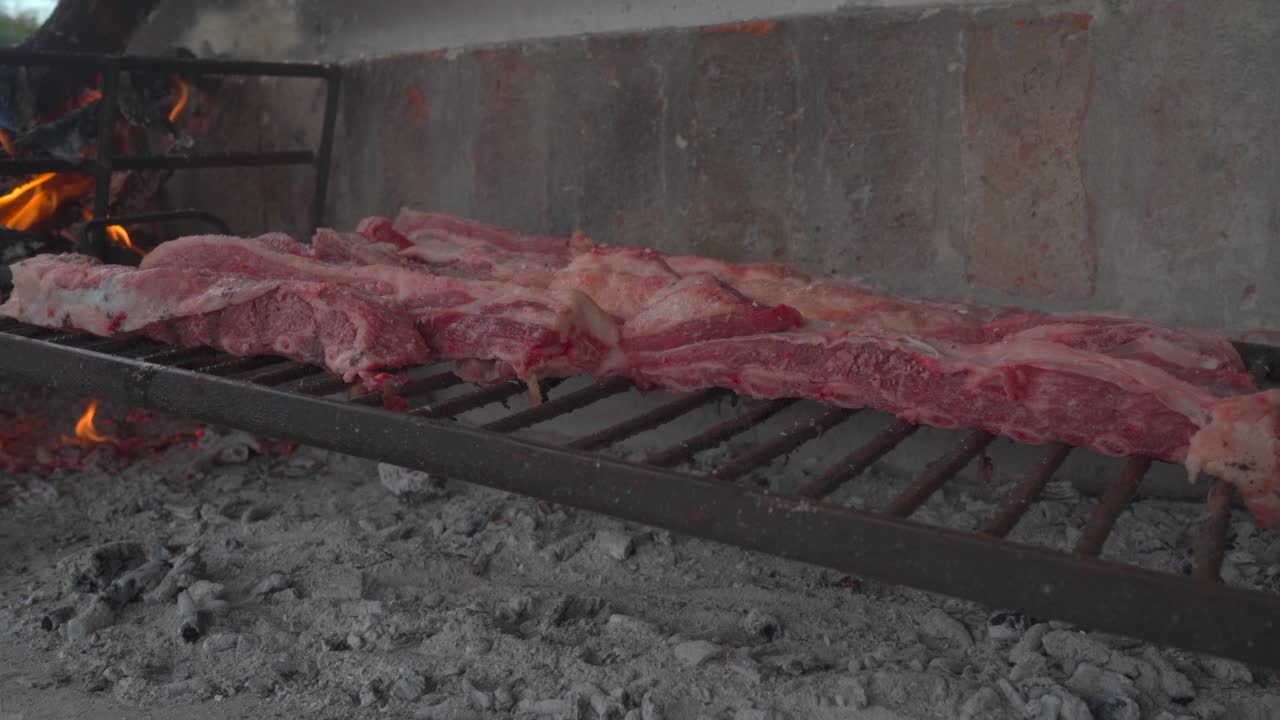 牛肉按照阿根廷风格切成的，叫asado视频素材