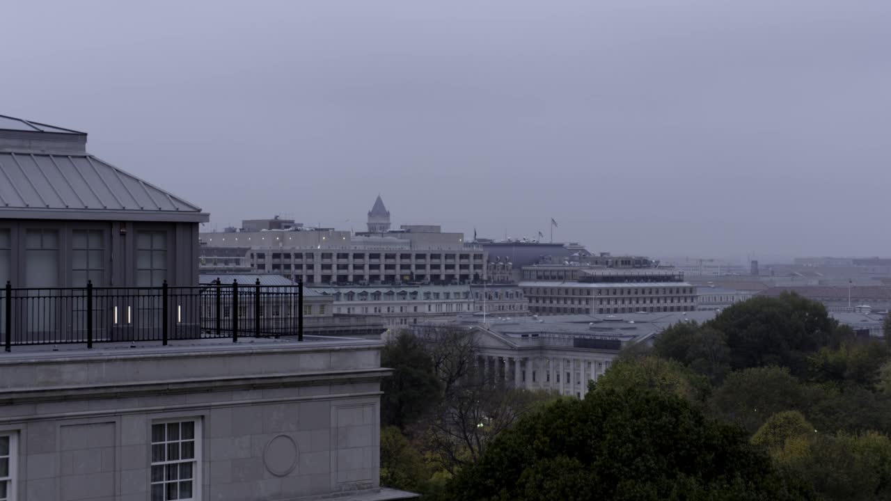 美国财政部大楼的广角。其他政府建筑可见在bg。树木可见在fg。视频素材