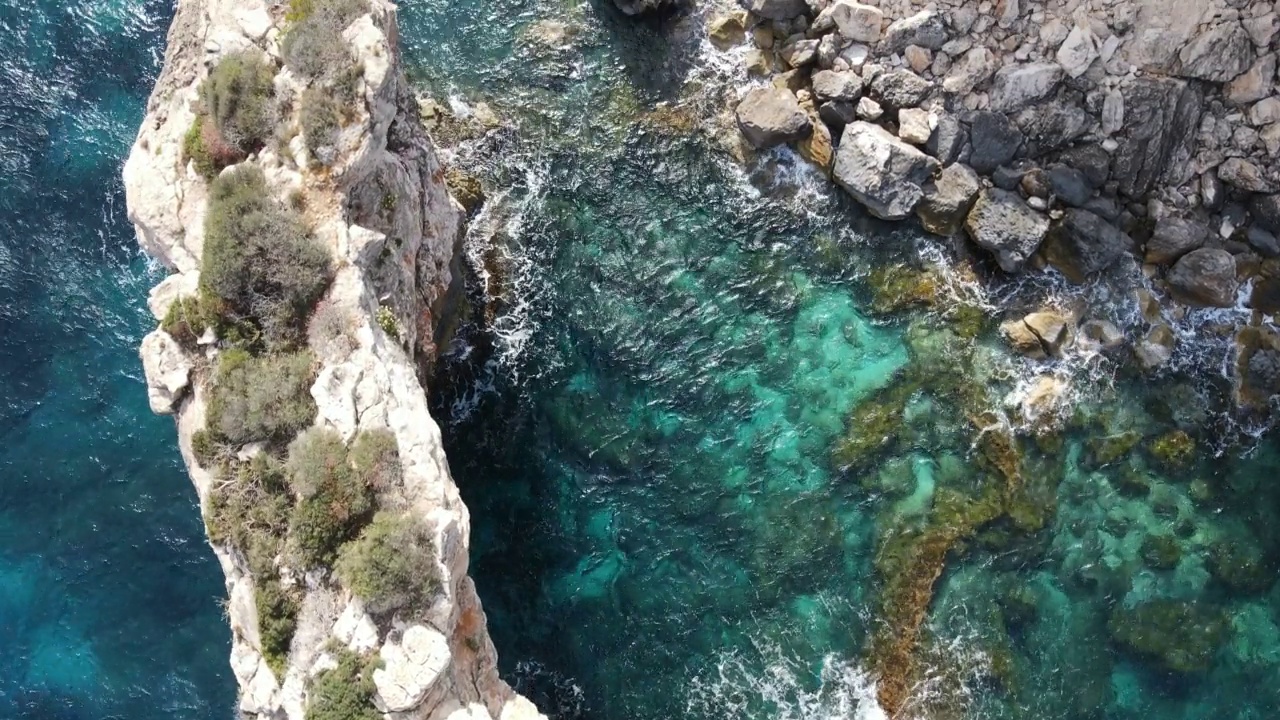 马略卡岛海岸线上的石拱视频素材