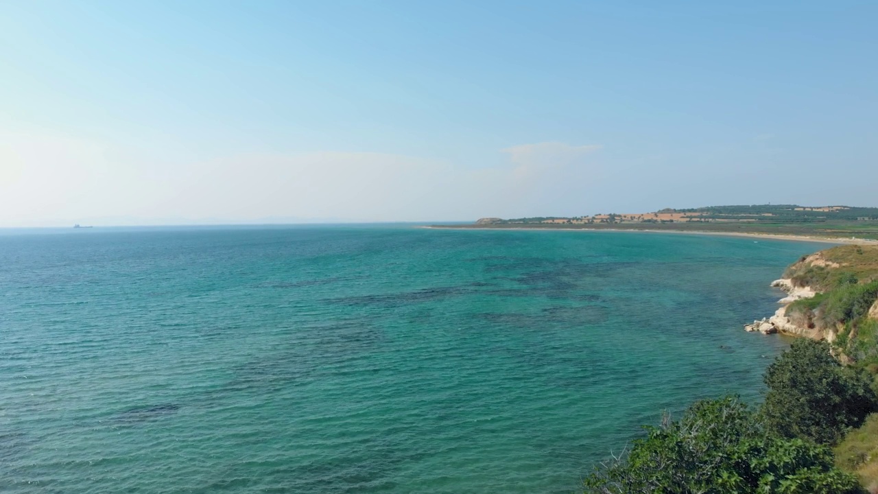 无人机在绿色海域飞行视频素材