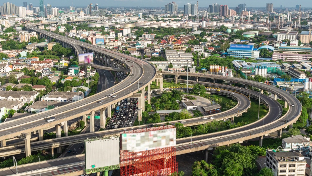 高峰时段高速公路与曼谷城市景观的时间流逝视频素材