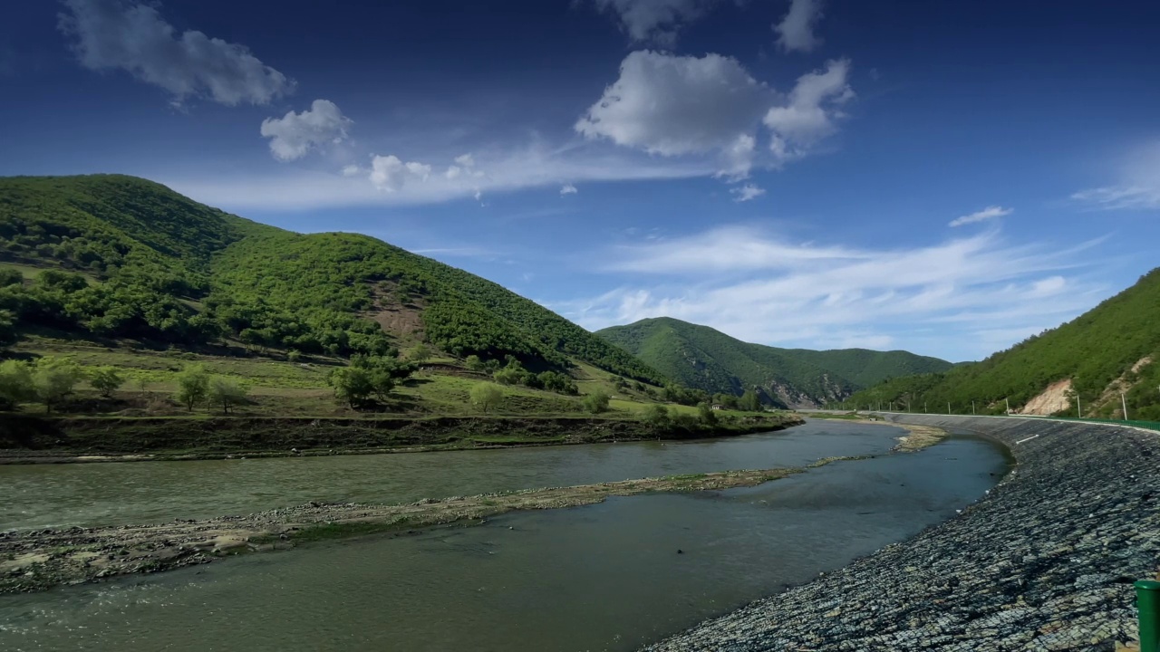 河流与山脉视频素材