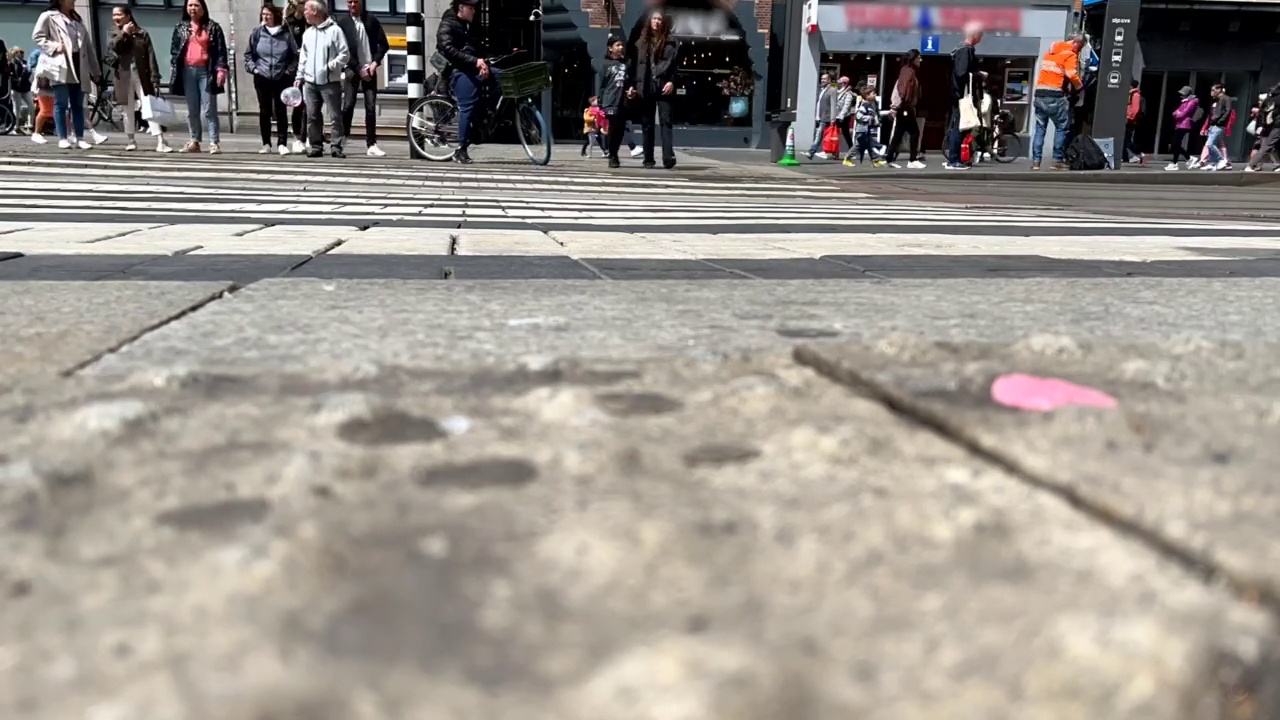 穿过繁忙街道的行人视频素材