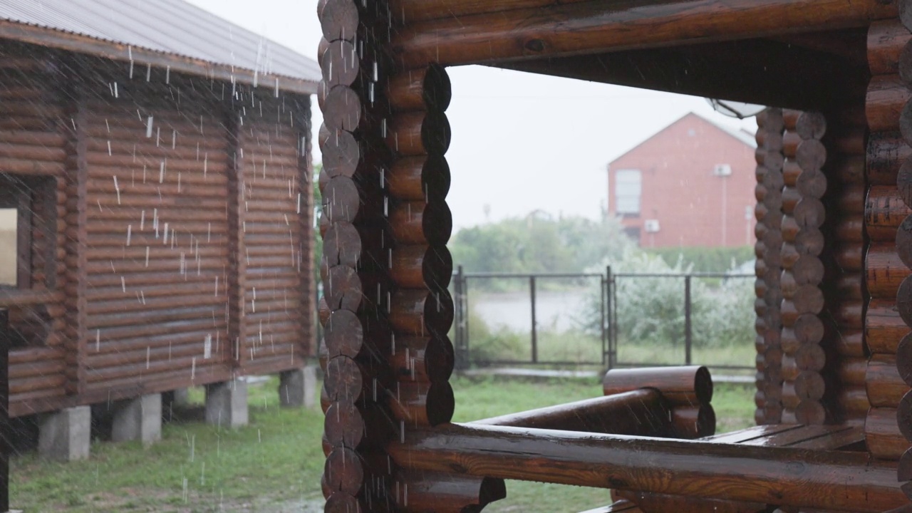 风雨破坏了度假中心的夏季天气视频素材