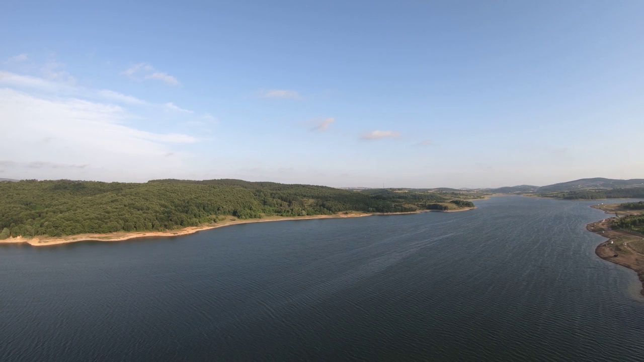 空中湖和森林岸视频素材