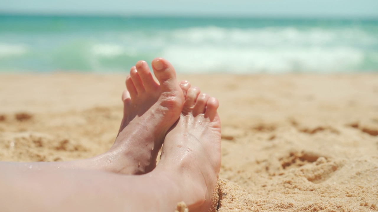 女性脚与趾外翻关闭在海滩度假夏日视频素材