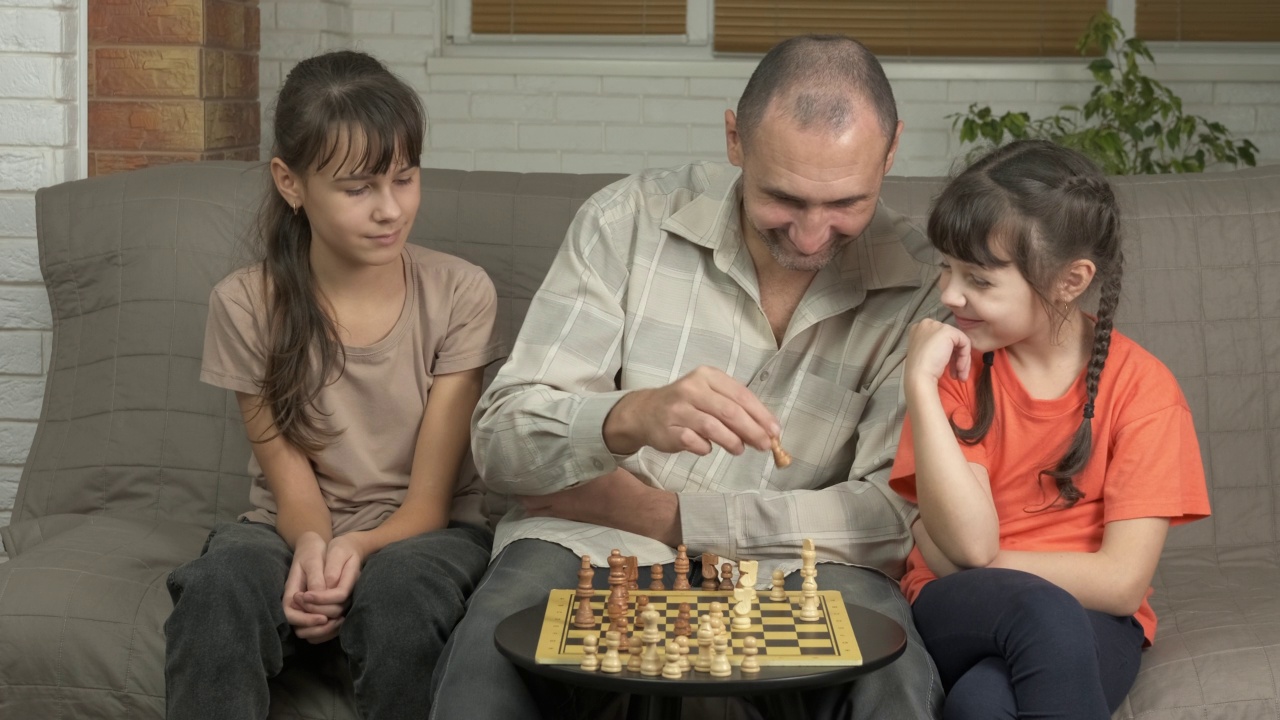 爸爸和女儿在下棋。视频素材