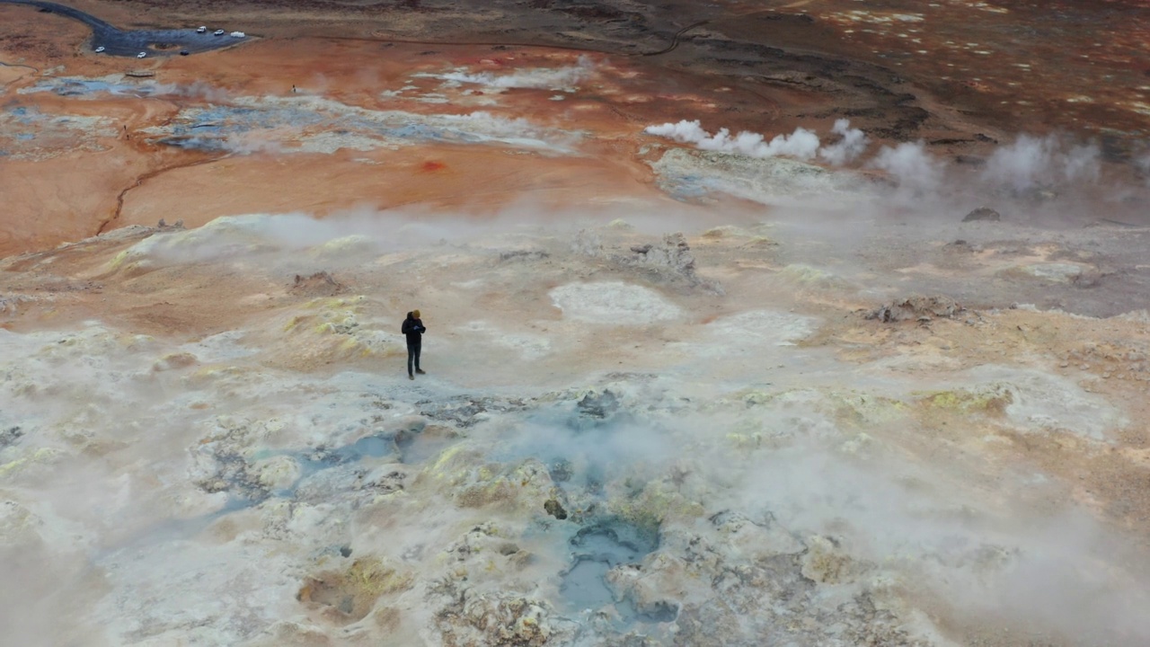 游客欣赏米瓦特湖附近的Hverir地热区。冰岛视频素材