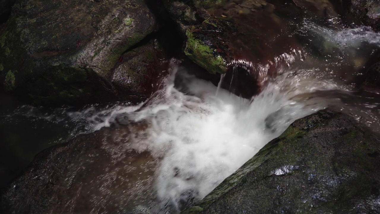 岩石间流淌的河水视频素材