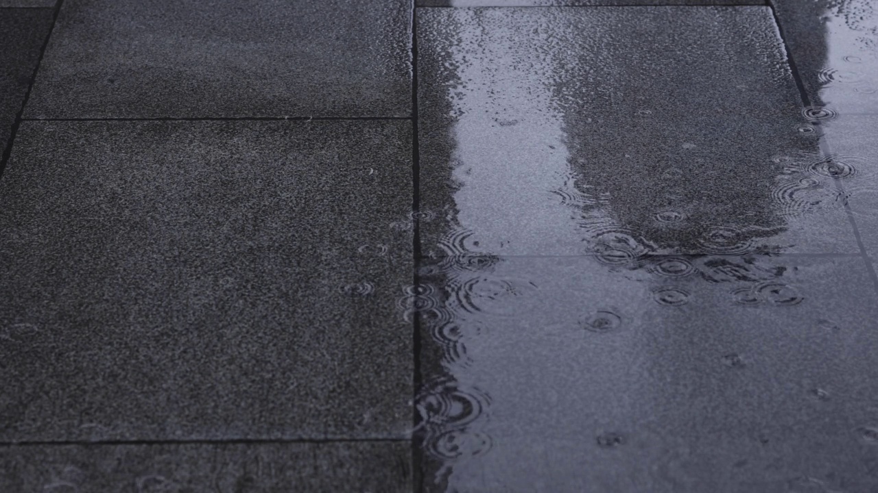 下雨天，城市街道上的水坑缓缓移动视频素材