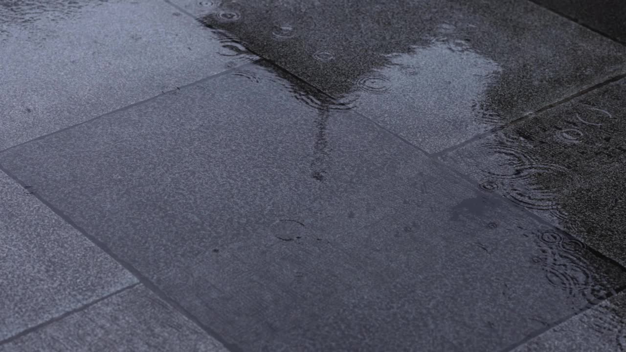 下雨天，城市街道上的水坑缓缓移动视频素材