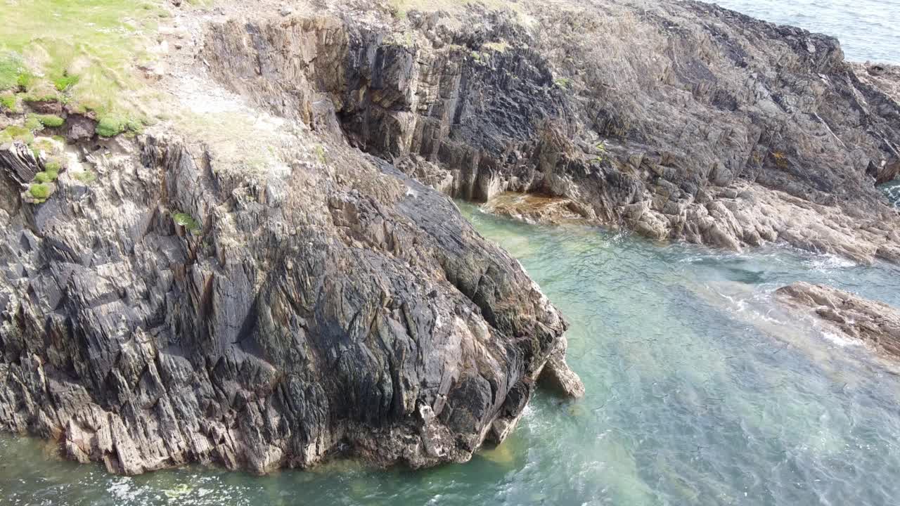 海滨风景如画的岩石结构。凯尔特海的岩石海岸。海水溅在岩石上。视频素材